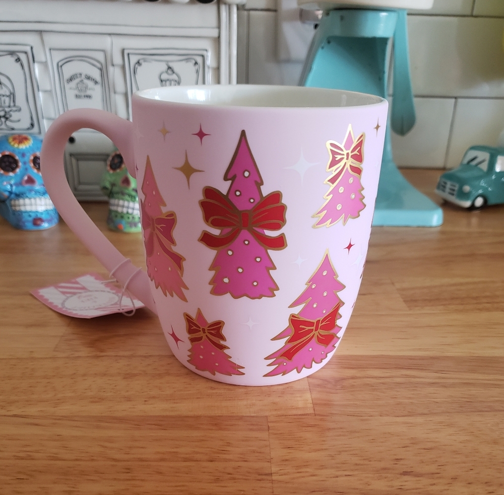 ✨NEW🎀Peppermint and Pine Soft Touch Light Pink Christmas Trees and Bows Mug🎄